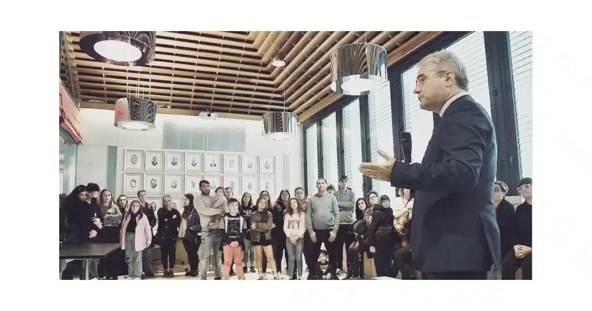 Álvaro Araújo na entrega de casas