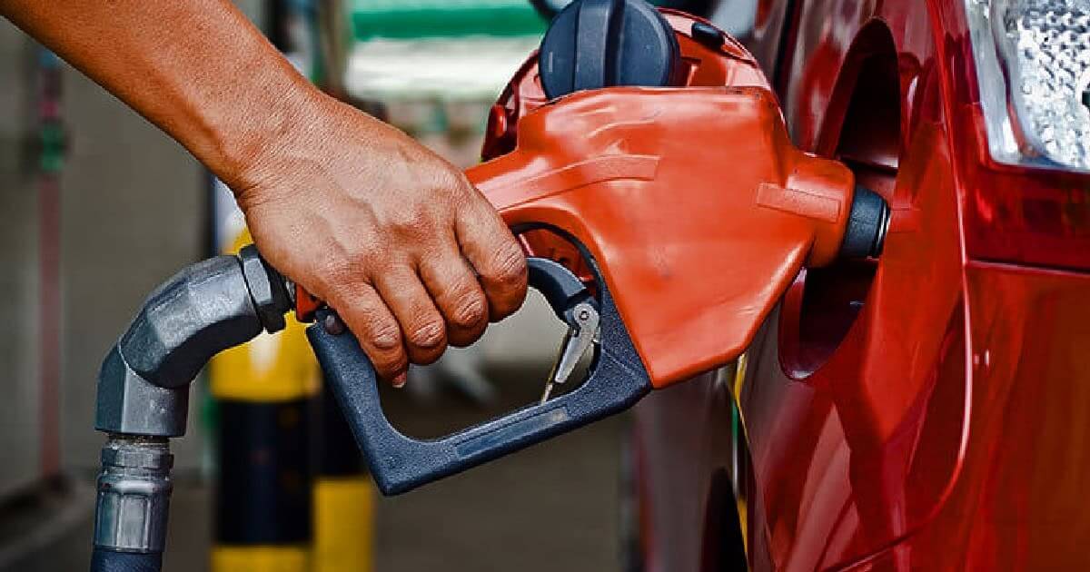 Abastecendo carro em posto de combustível.