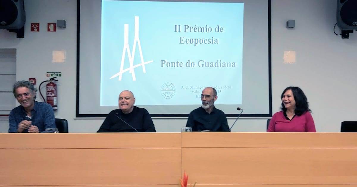 Pessoas em cerimónia de Ecopoesia, Ponte do Guadiana.