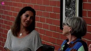 Susana de Sousa, moderadora do debate, com Luísa Travassos, diretora do  Jornal do Algarve