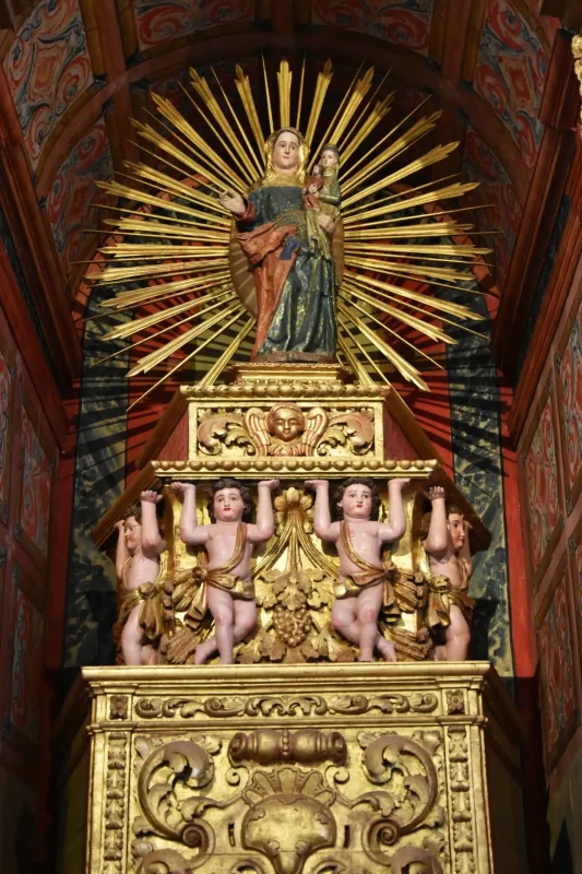 Trono-e-tribuna-da-Ermida-de-Santa-Ana.JPG-scaled